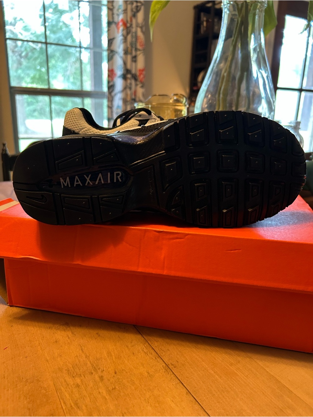 New—not worn Nike Men’s Air max Torch Running Sneakers in White & Blue - Picture 2 of 5